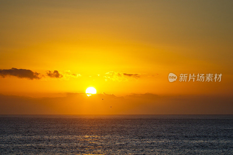 橙色的太阳正落在海面上