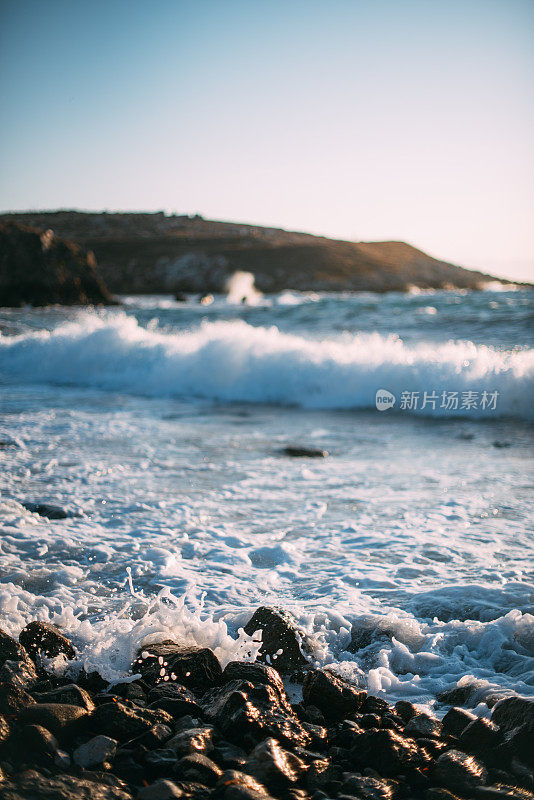 美丽卵石海滩上的波浪