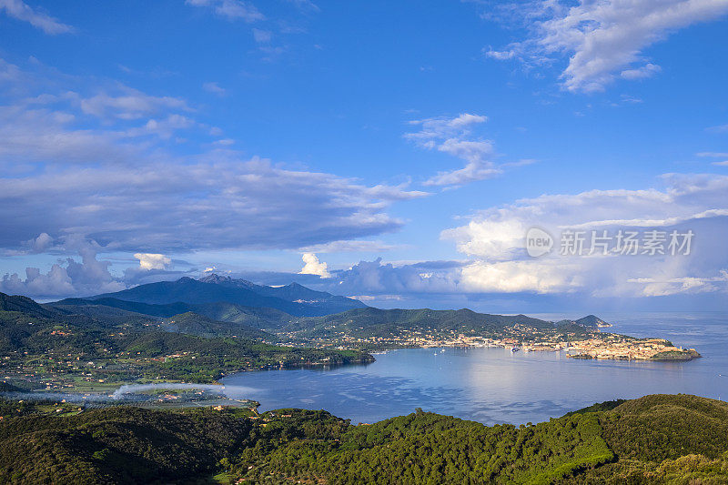 厄尔巴岛(意大利托斯卡纳群岛)波托费拉约全景图