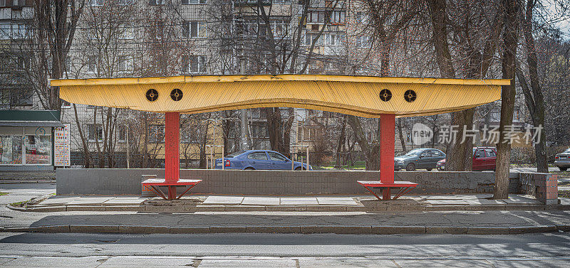 旧的空荡荡的苏联木制公交车站，黄色和红色。