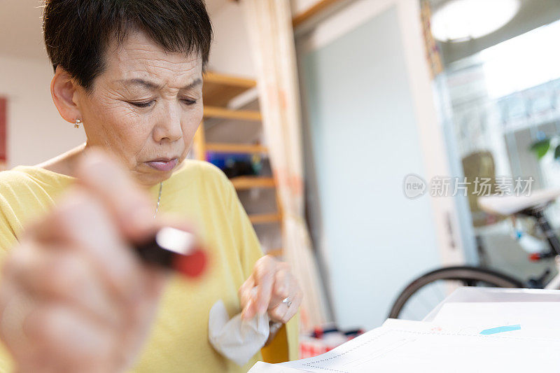 在家工作的资深女性