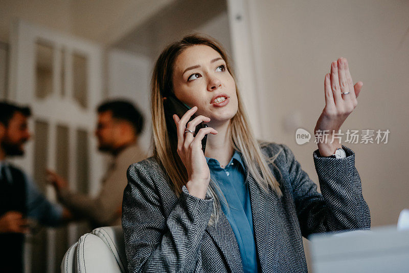 商业女性使用智能手机