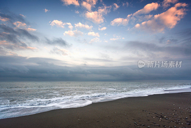 海面上阴沉的天空