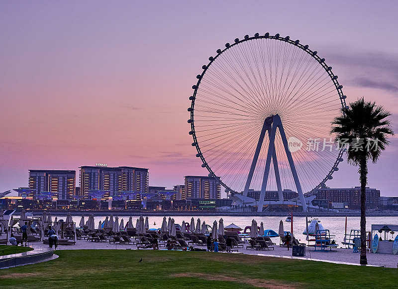 摩天轮矗立在迪拜的海岸上