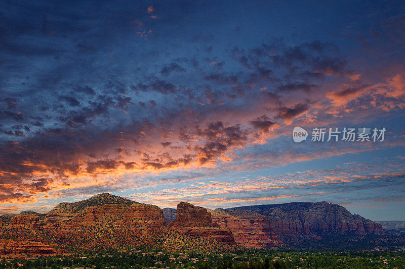 戏剧性的天空在亚利桑那州塞多纳红色岩石，没有人，复制空间，背景日落天空