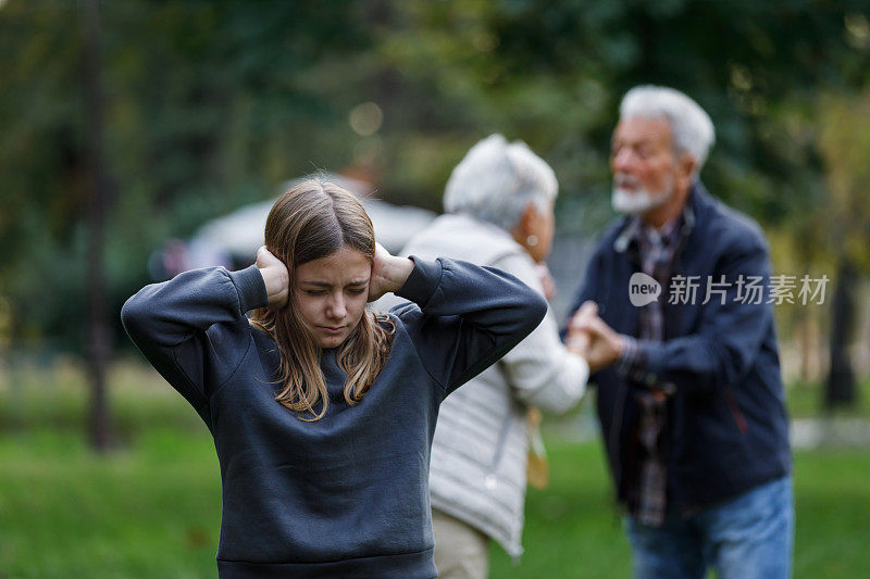 老人和孙女在公园散步时和愤怒的妻子争吵。