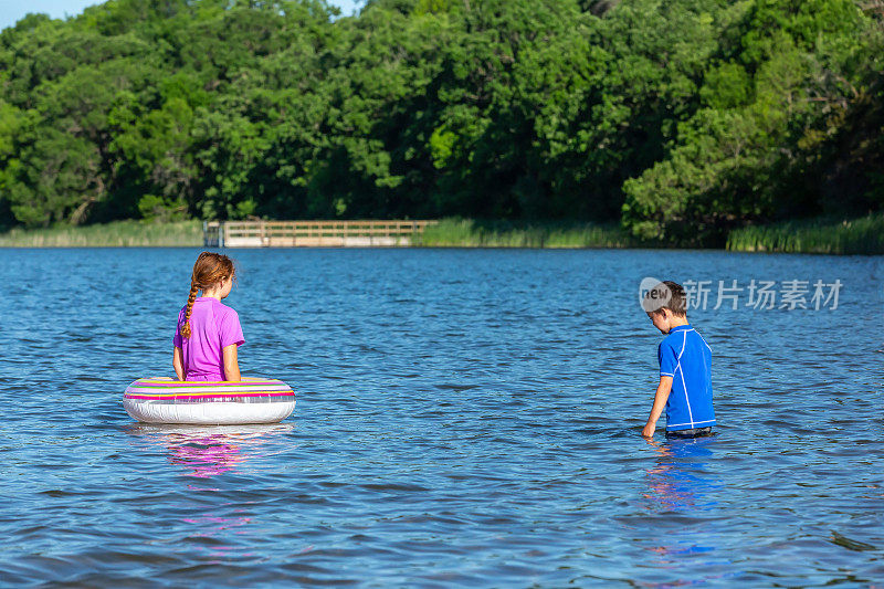 两个孩子在湖里玩水