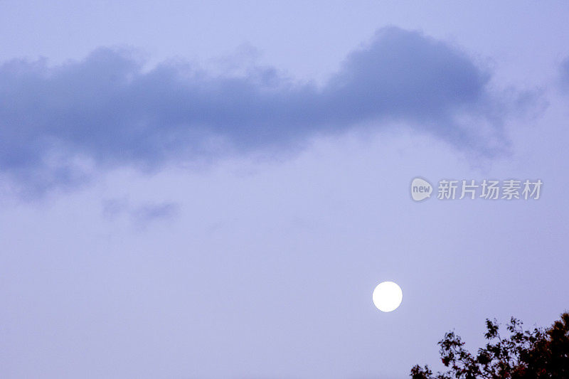 满月在晚上的天空，背景与复制空间