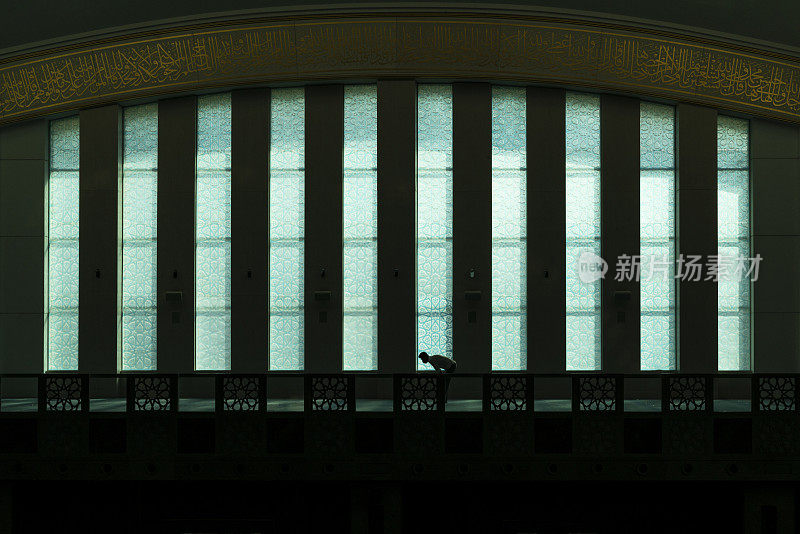 男子在清真寺礼拜以其建筑而闻名