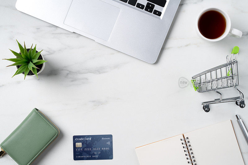 网上购物概念与信用卡的俯视图。