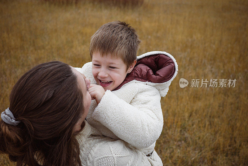 母子俩在大自然中玩耍