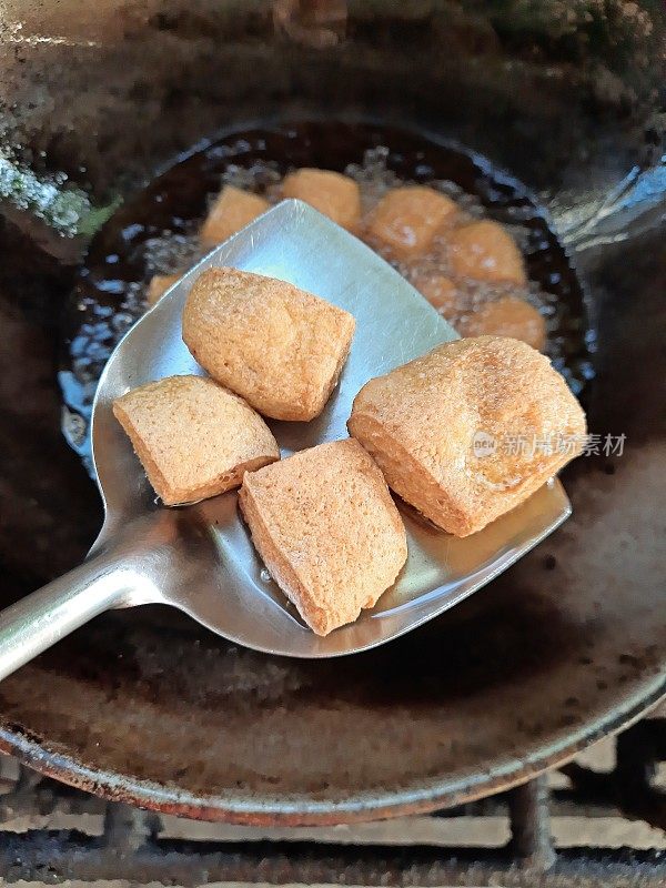 用铁锅煎豆腐。