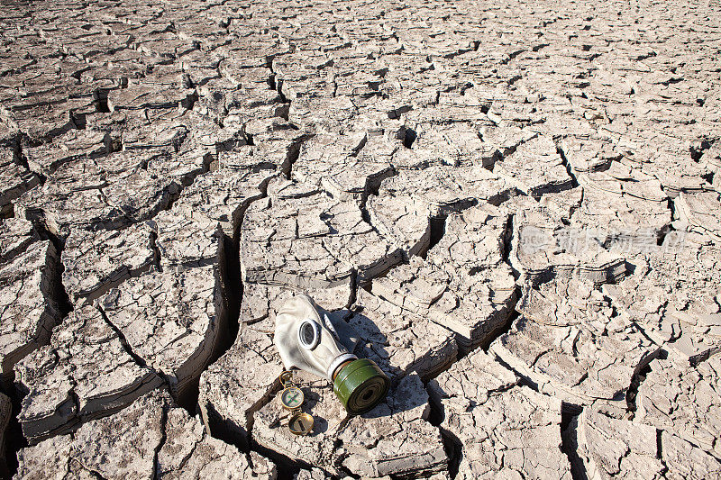 干裂地球上的防毒面具，应对气候变化的概念