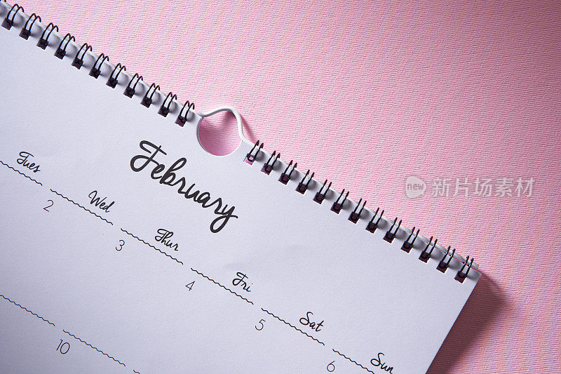 粉红色背景的二月挂历
