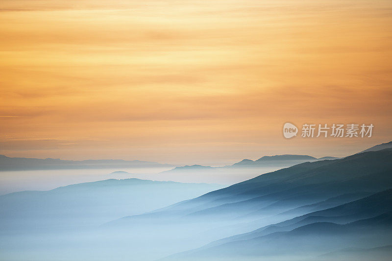 日出时山上有雾。春天的风景。