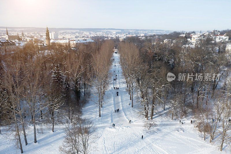 以魏玛市为背景的公园雪景鸟瞰图