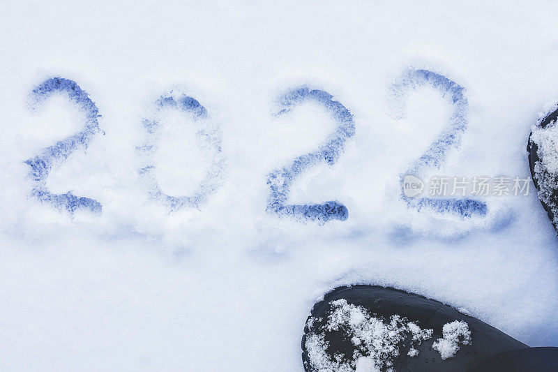 2022年新年写在雪地上