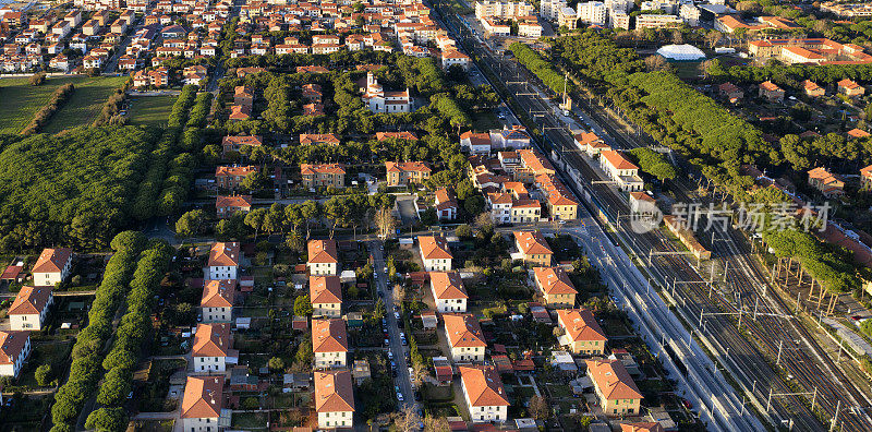 小城镇现代住宅区鸟瞰图。