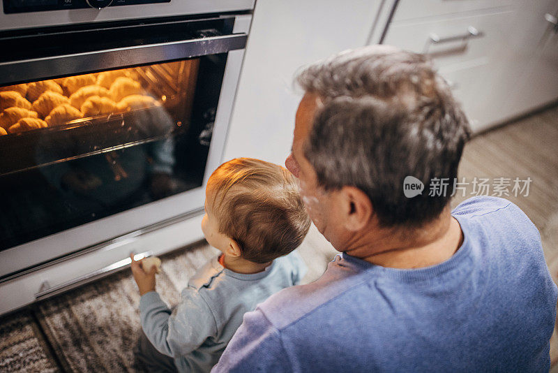 爷爷和孙子在家准备食物