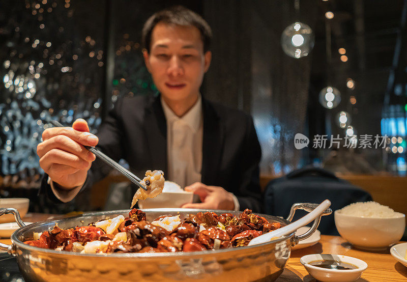 亚洲人在中餐馆吃饭