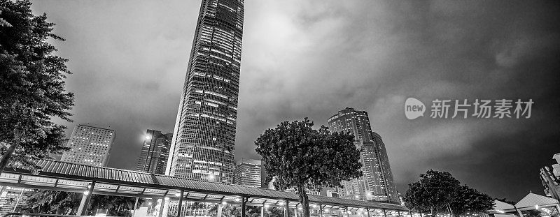 香港夜晚的天际线。天空多云的城市摩天大楼。