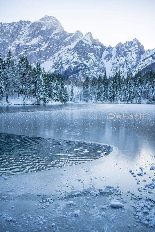 湖、林、山的冬季风景