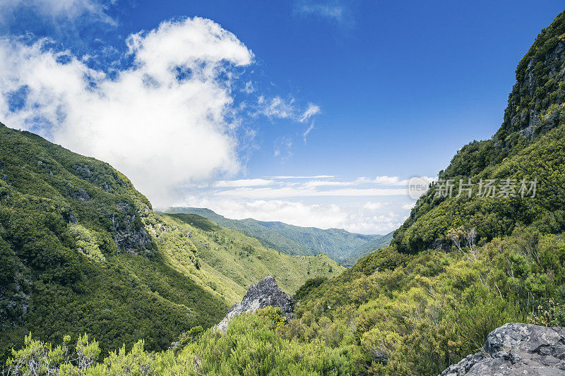 在一个美丽的夏日里，你可以俯瞰Rabaçal附近的山脉和马德拉岛的勒瓦达步道。