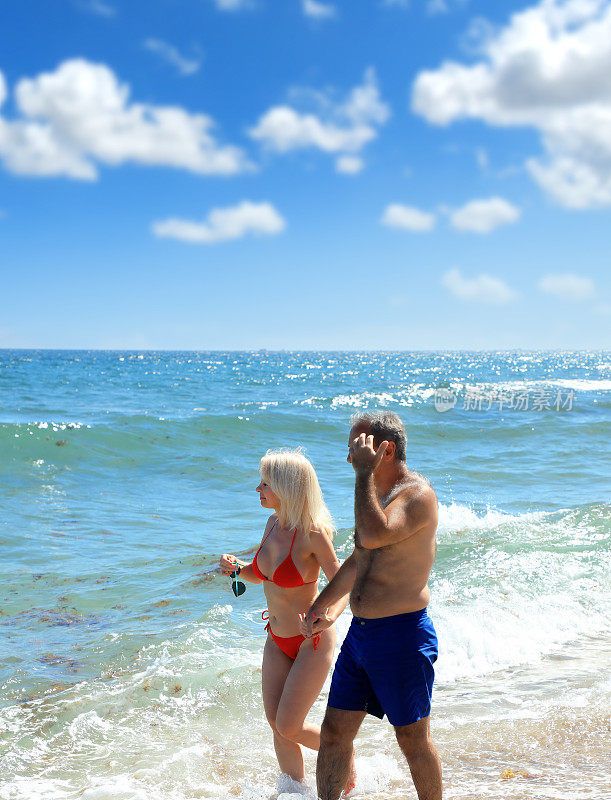 美丽快乐的男女夫妇享受新鲜的热带海滩假日
