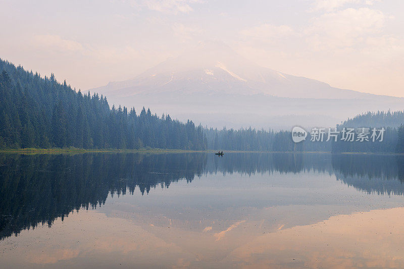 日出时的延龄湖，背景是胡德山