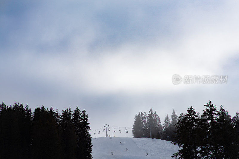 滑雪者在滑雪斜坡和缆车上的剪影