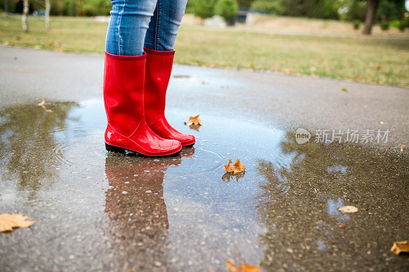 穿雨靴的女人