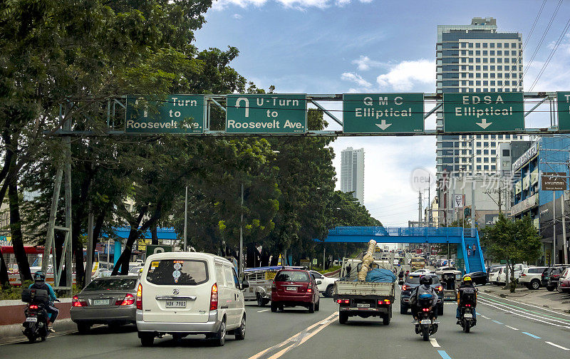 奎松市，马尼拉都会区，菲律宾-奎松大道上交通温和。悬挂在道路上方的路标。