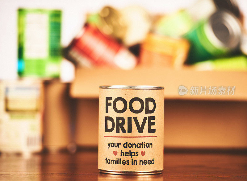 食物开车。桌上的罐头食品和装满罐头食品的盒子，捐给食品银行