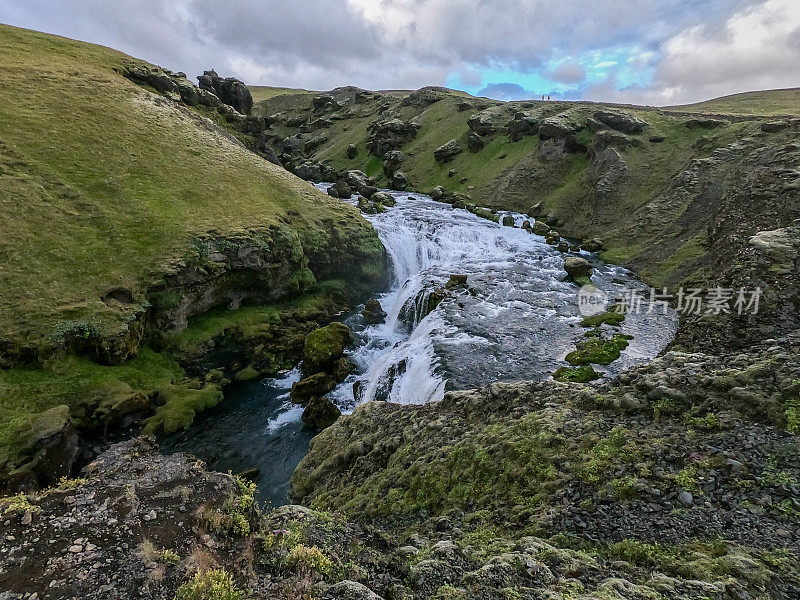 拉夫维格徒步旅行路线上的绿色山丘上的河流和瀑布