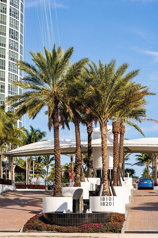 佛罗里达州迈阿密阳光岛海滩的特朗普大厦入口处的照片