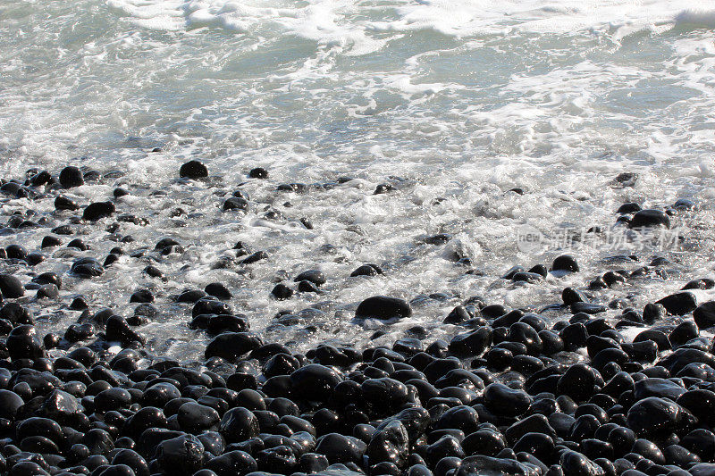 鹅卵石海滩上的岩石