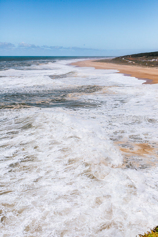 巨浪袭击了纳扎尔的沙滩。