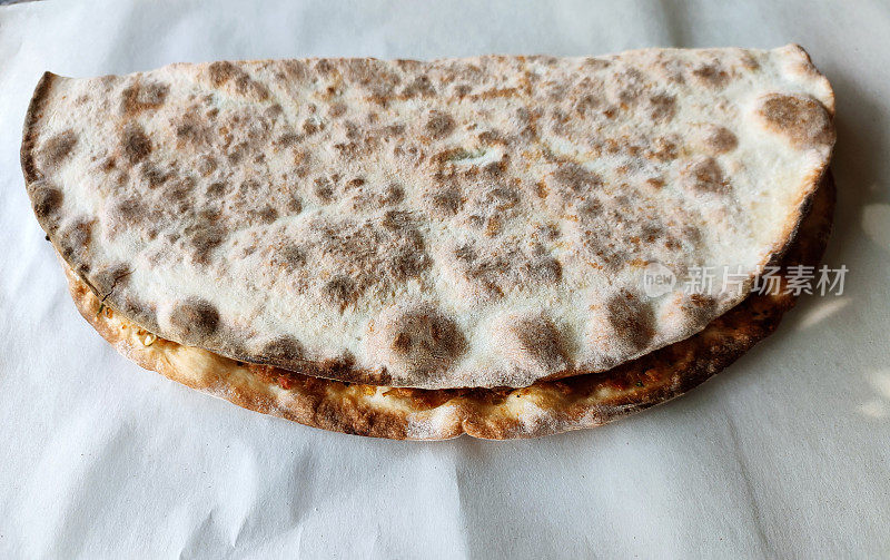 传统的土耳其肉糜牛肉披萨皮塔面包lahmacun在伊斯坦布尔土耳其