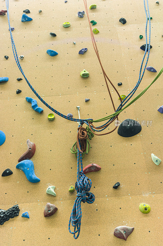 人造攀岩墙上的钩环和绳索