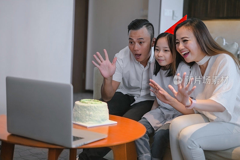 亚洲家庭通过笔记本电脑庆祝虚拟生日聚会
