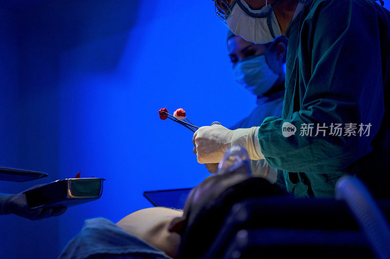 医生在手术室给病人做手术。