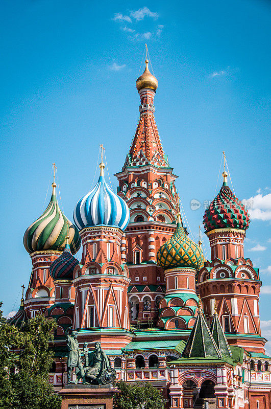 俄罗斯莫斯科著名的米宁雕像、波扎尔斯基雕像和圣巴兹尔教堂雕像