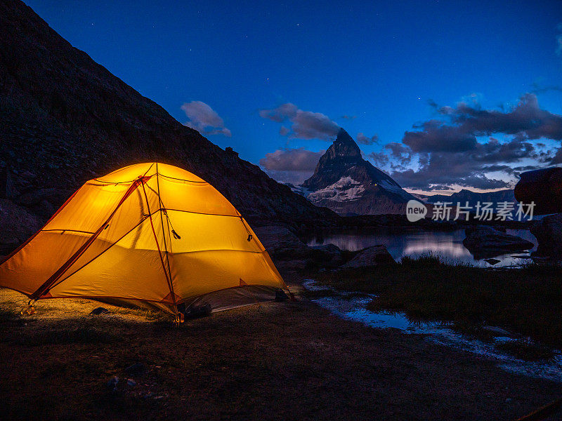 马特洪峰附近山顶上的帐篷，夜间拍摄