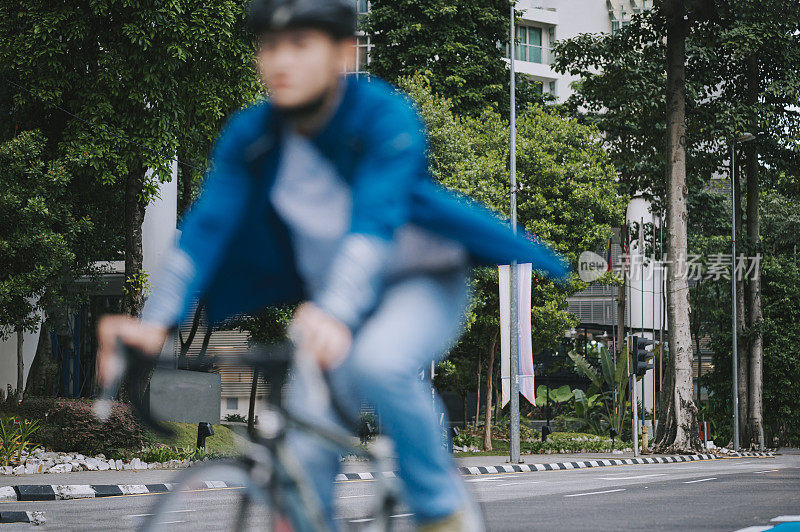 城市的街道上每天早上都有骑自行车上下班的人经过