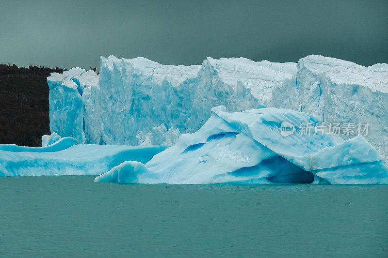 阿根廷巴塔哥尼亚的佩里托莫雷诺冰川的巨大冰墙，在一场雷雨中。