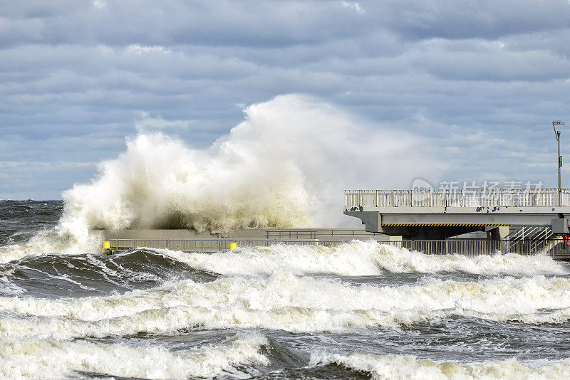 波罗的海海岸暴风雨中的大浪