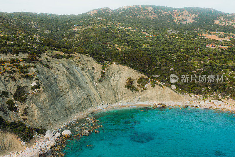 鸟瞰图的风景偏远的海滩与珊瑚礁隐藏在绿色的山丘在土耳其