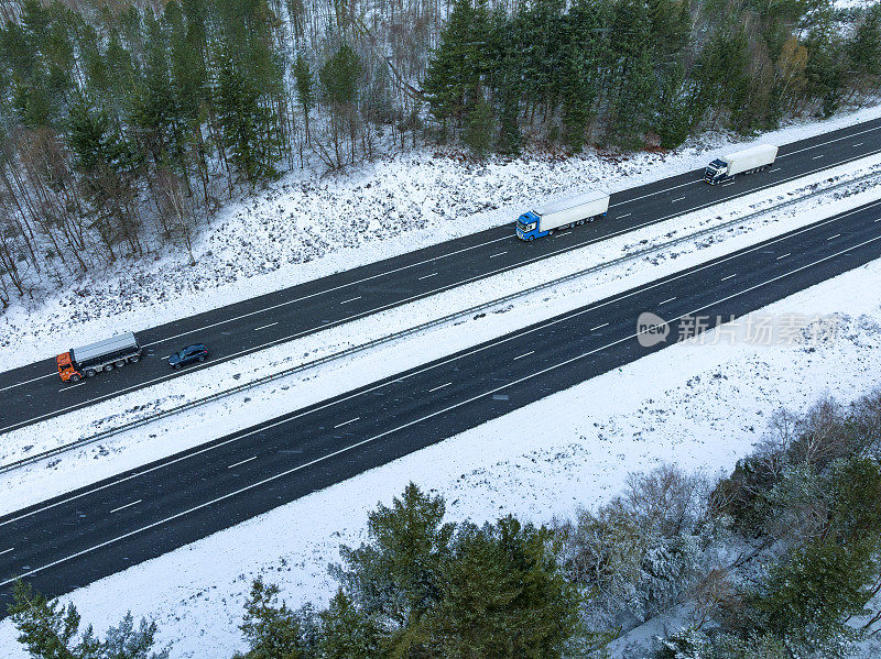 从上面看，高速公路穿过雪林景观