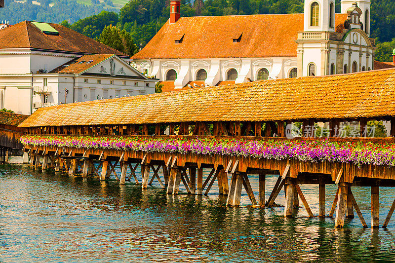古老的瑞士城市卢塞恩。美丽的风景。背景。夏天去瑞士旅行。欧洲国家。航行。温暖的阳光明媚的日子。旅游目的地。罗伊斯河。行人木桥