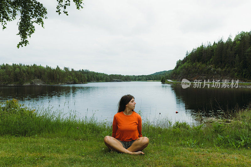 在瑞典的森林中，一名女性正在做瑜伽